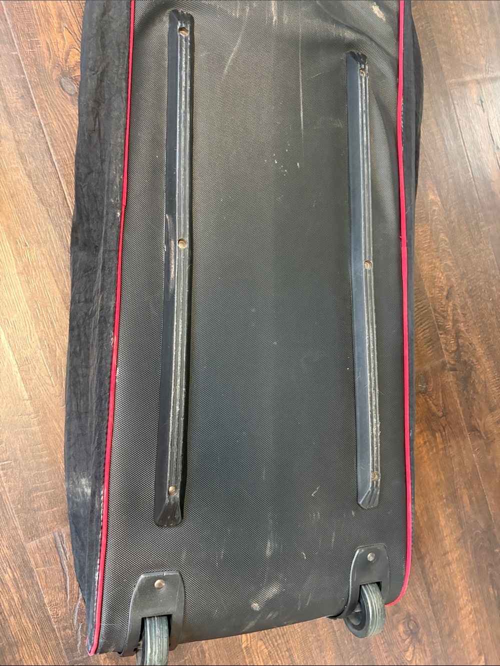 MARLBORO Vintage XL Red and Black Wheeled Travel Duffel with Branded Straps - Picture 3 of 6